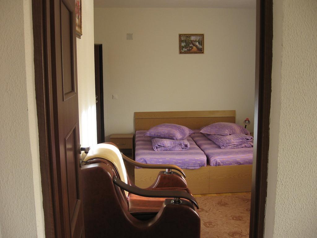 Hotel Pensiunea Pomi -Oesti Albestii Paminteni Camera foto