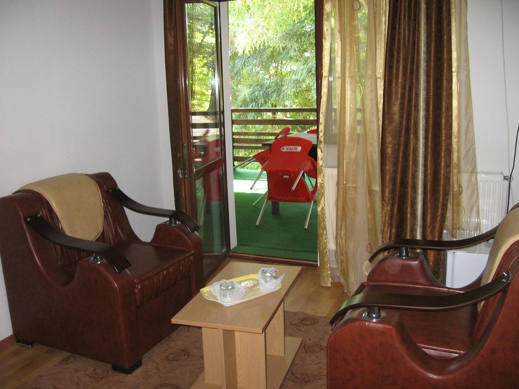 Hotel Pensiunea Pomi -Oesti Albestii Paminteni Camera foto