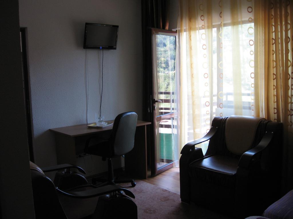 Hotel Pensiunea Pomi -Oesti Albestii Paminteni Camera foto